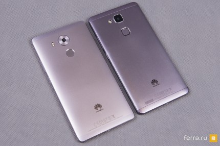 Huawei Mate 8 (слева) и Mate 7 - тыловая панель