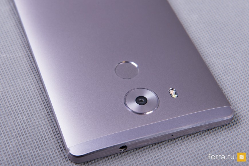 Круглый модуль камеры на удивление идёт угловатому Mate 8