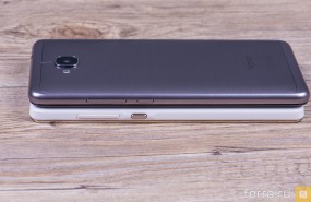 Honor 5C не намного тоньше предшественника, а вот дисплей подрос заметно