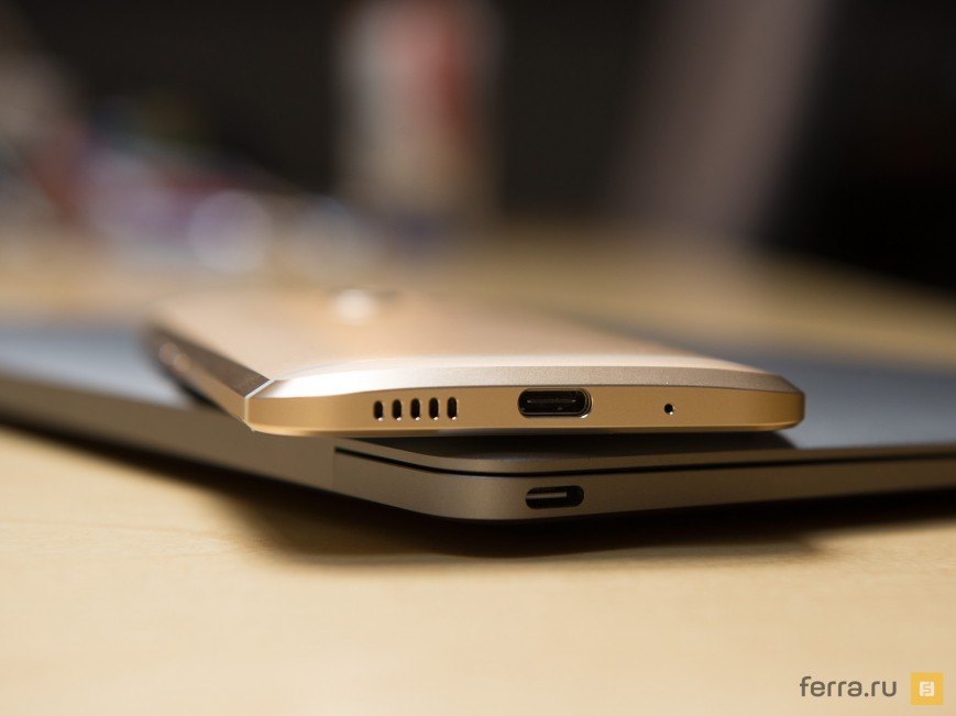 Разъемы USB-C на корпусе HTC 10 и Apple MacBook (2016)