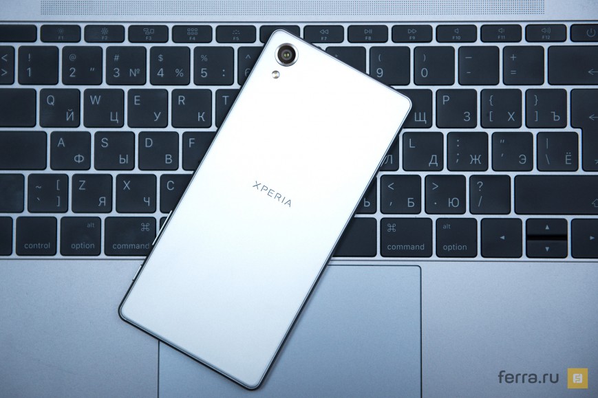 Sony Xperia X, вид сзади