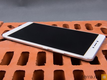 Xiaomi Mi Max — очень стройный фаблет, учитывая 4850 мАч в аккумуляторе