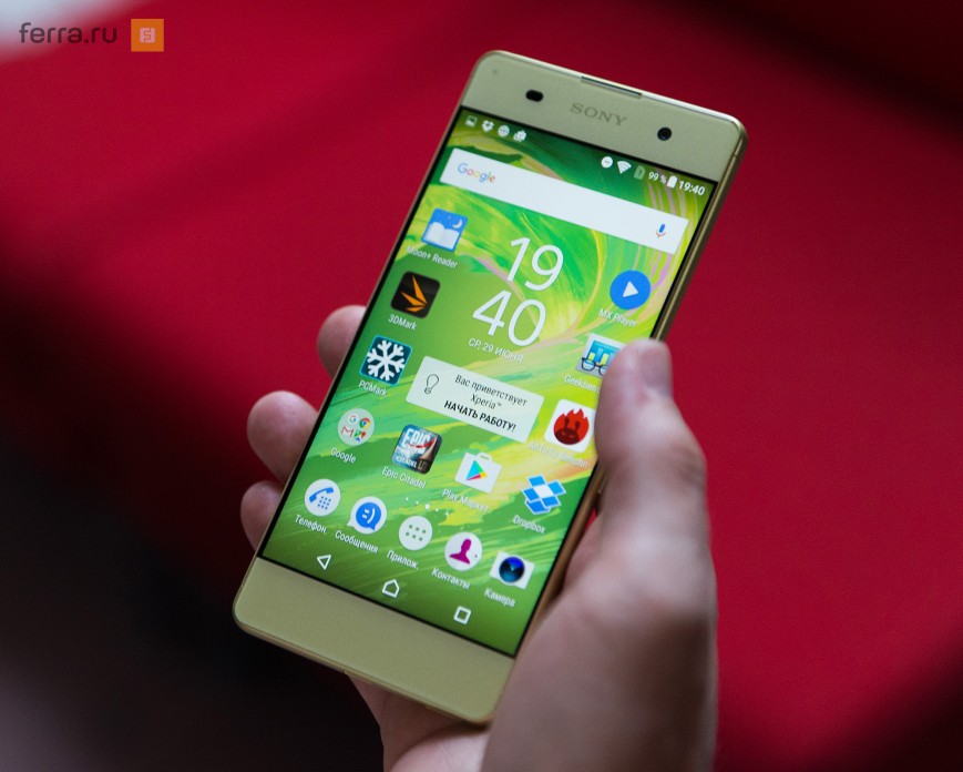 Sony Xperia XA в руке