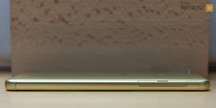 Sony Xperia XA, вид сбоку
