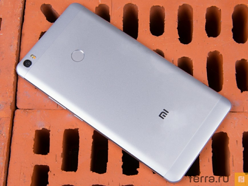 Задняя панель Xiaomi Mi Max похожа на все китайские смартфоны сразу