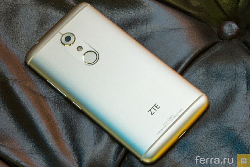 Сзади Axon 7 похож на сразу на армию китайских флагманов. Раньше панель была куда более оригинальной
