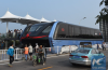 Die Chinesen haben einem vorbeifahrenden Bus über die Straße