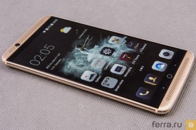 Да, похоже на HTC, но симпатичнее и компактнее