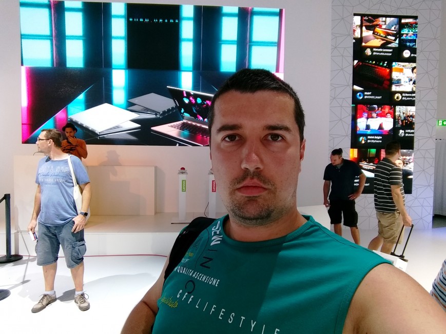 Moto Z Play, фронтальная камера