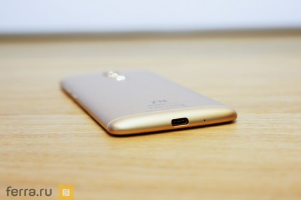 Нижняя грань ZTE Axon 7 mini