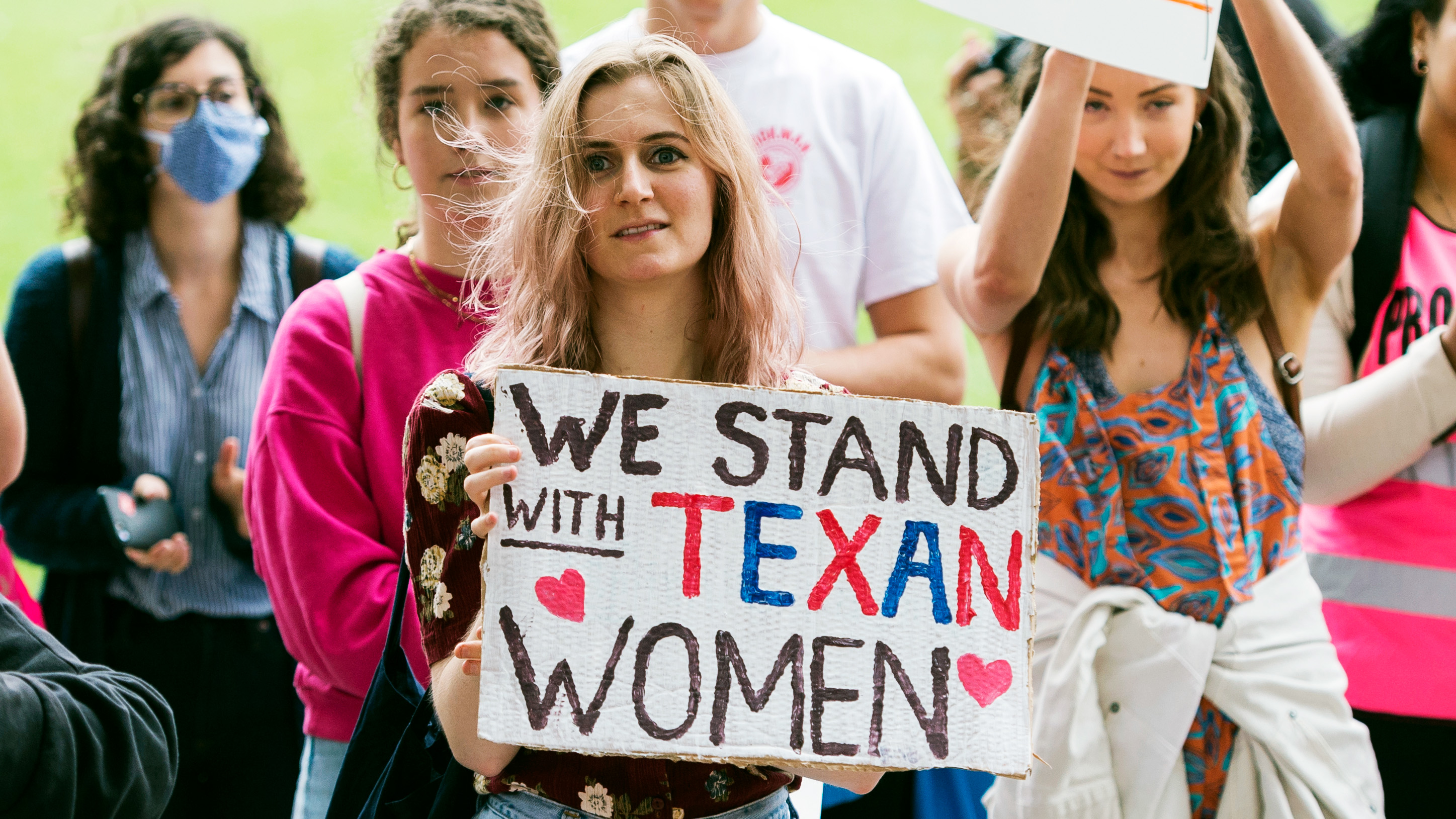  demonstranter i London uttrycker solidaritet med kvinnor i Texas där en ny lag förbjuder aborter efter 6 veckor 