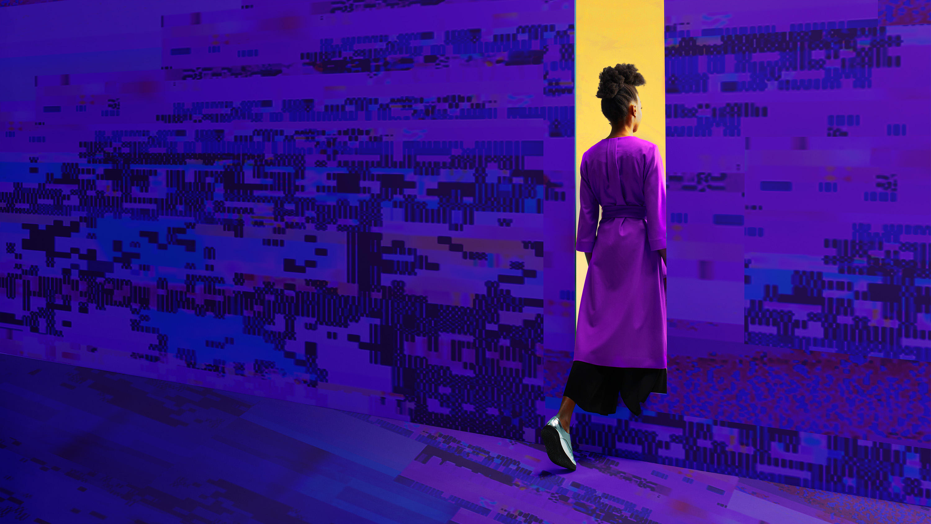 Kvinna går in i rektangulär öppning i en färgad vägg